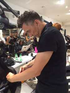 Enrique concentrado en la Sassoon Academy