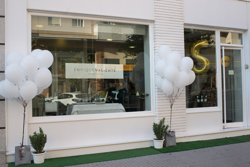 Celebramos 15 años de nuestra peluquería en Cádiz. Decoración exterior de la Peluquería