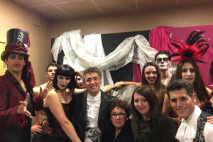 Enrique Valiente colabora con espectáculo de cabaret