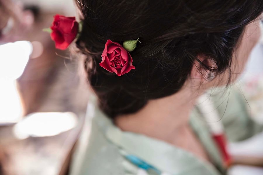 Peluquería de novias en Cádiz te recomienda un recogido con flores para una boda perfecta