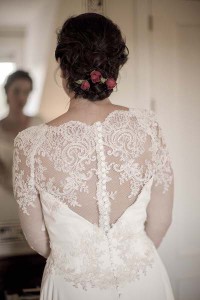 Peluquería de novias en Cádiz te recomienda un recogido con flores para una boda perfecta