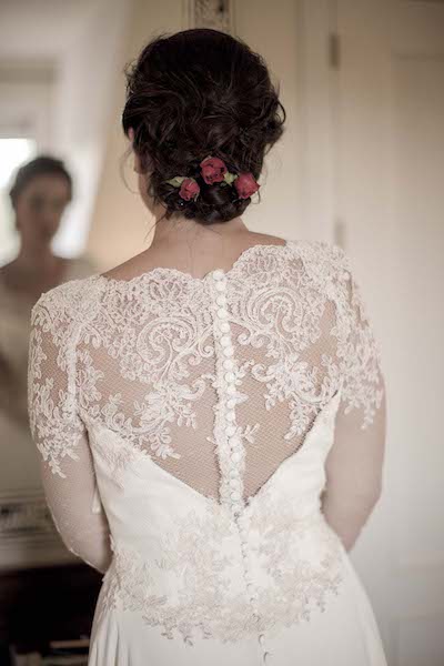 Peluquería de novias en Cádiz te recomienda un recogido con flores para una boda perfecta