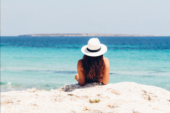A la pamela y las gafas de sol que ya tienes preparadas para el verano, añade las cremas solares Natura Bissé, que encontrarás en tu Centro de Estética en Cádiz.