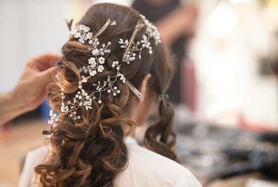 peluquero de bodas en Cádiz se convierte en todo un cómplice, un profesional que sabe lo que mejor se adapta a tu estilo