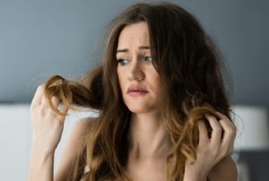 Peluquería en Cádiz: 5 señales de que tu pelo pide ayuda urgente