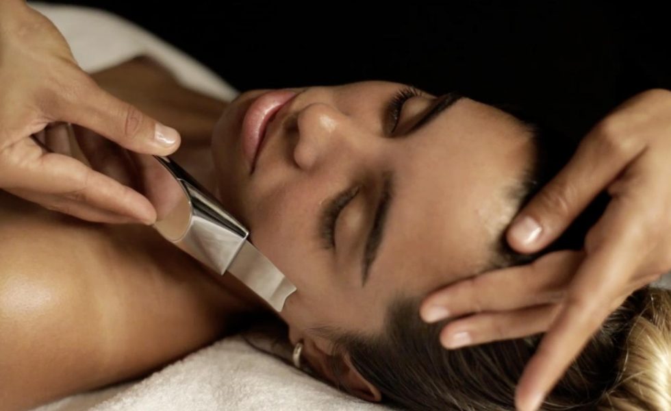 Hidratación facial en verano: por qué tu piel en Cádiz necesita un plan distinto